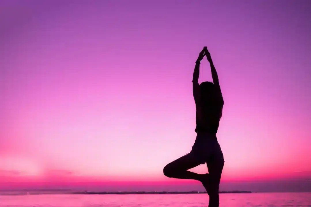 Silhouette,Meditating,Yoga,Pose,Woman,Practice,On,The,Beach,In